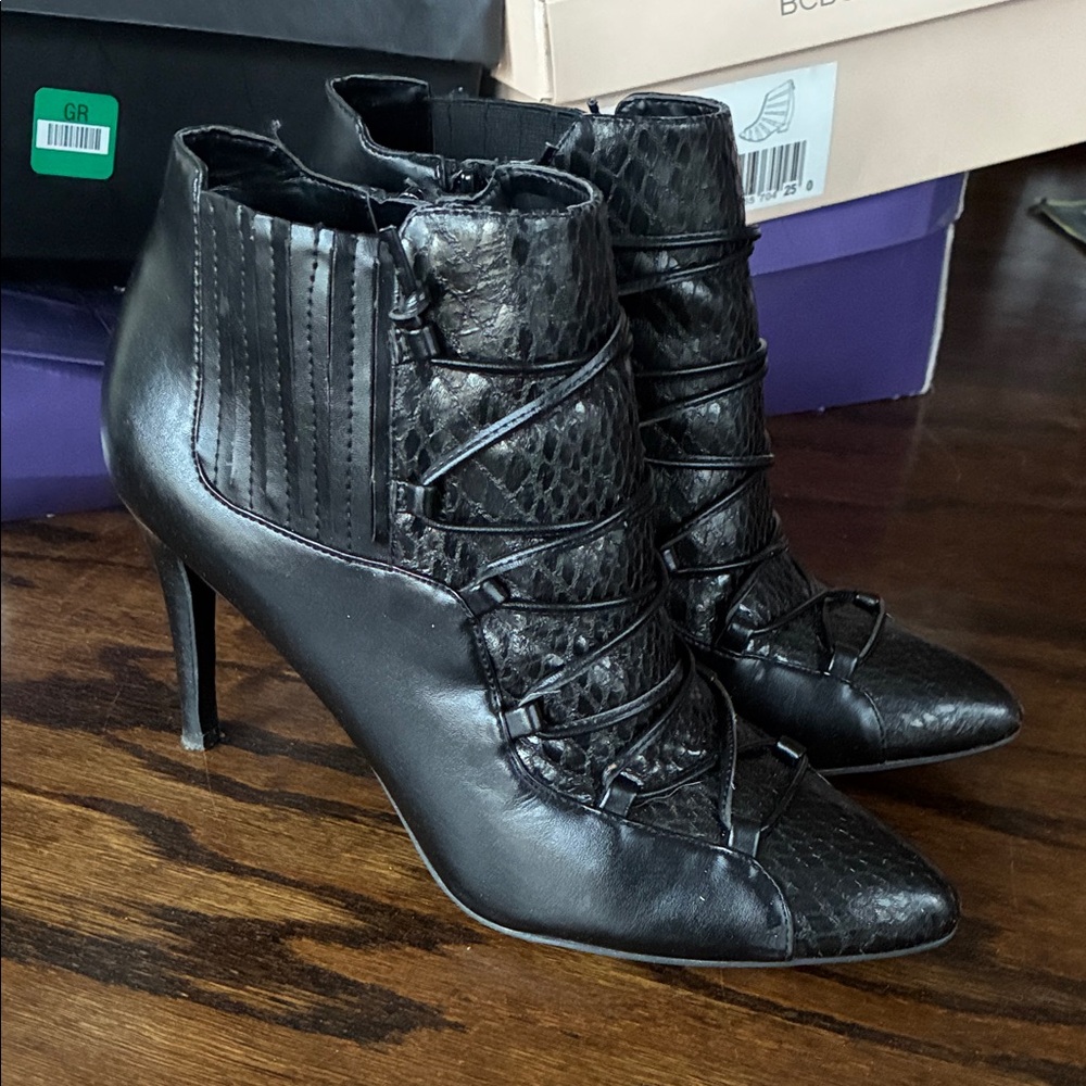 Carlos by Carlos Santana Black Pointed Lace-Up Ankle Booties